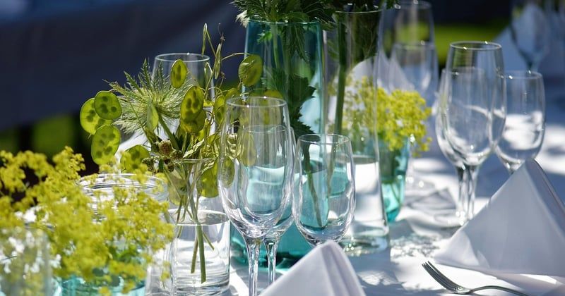 Motto Party Ideen: 40 kreative Themen für unvergessliche Feste